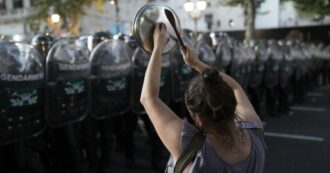 Copertina di Argentina, la protesta delle università contro i tagli di Milei: “Un attacco alla matrice pubblica della società”