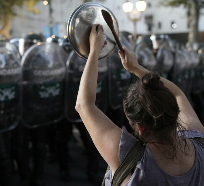 Argentina, la protesta delle università contro i tagli di Milei: “Un attacco alla matrice pubblica della società”