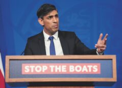 Copertina di Sunak fa la mossa dei barconi: voto anticipato al 4 luglio per paura del boom di migranti in estate. E il “piano Ruanda” è già un fallimento