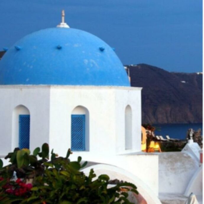 Santorini in Cina, la copia dell’isola greca che spopola su TikTok: “Case bianche con le cupole blu, acqua cristallina e sole caldo: anche il clima è uguale”