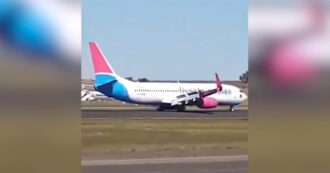Copertina di Il Boeing 737 perde una ruota durante il decollo: chiusa per ore la pista dell’aeroporto, decine di voli in ritardo – Video