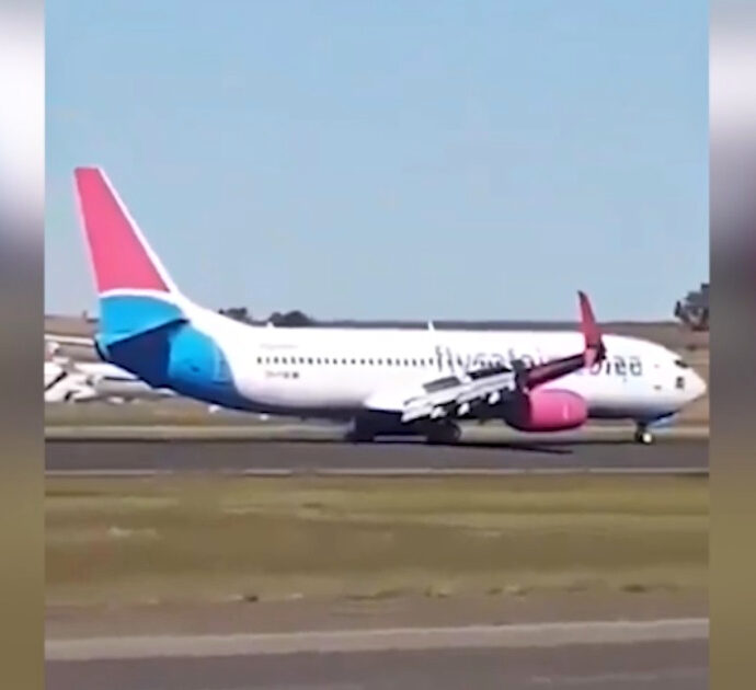 Il Boeing 737 perde una ruota durante il decollo: chiusa per ore la pista dell’aeroporto, decine di voli in ritardo – Video