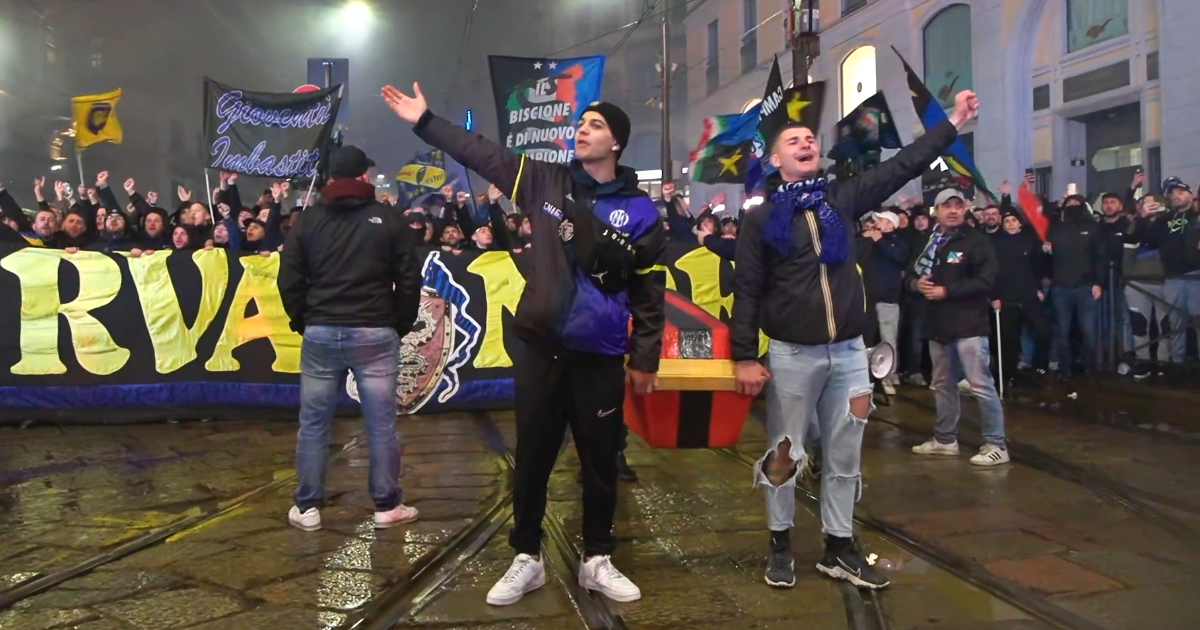 Inter campione d’Italia, i tifosi portano una bara coi colori del Milan in piazza Duomo – Video