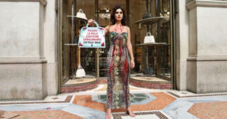 Copertina di Milano, flash mob di Peta davanti al negozio di Prada contro le pelli esotiche: Daniela Martani è un serpente insanguinato – Video