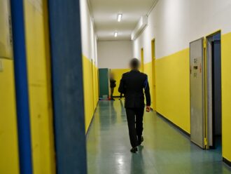 Inferno Beccaria, gli agenti al gip: “Noi abbandonati, incapaci di gestire le situazioni”. L’intercettazione: “Le mazzate? Tante e brutte”