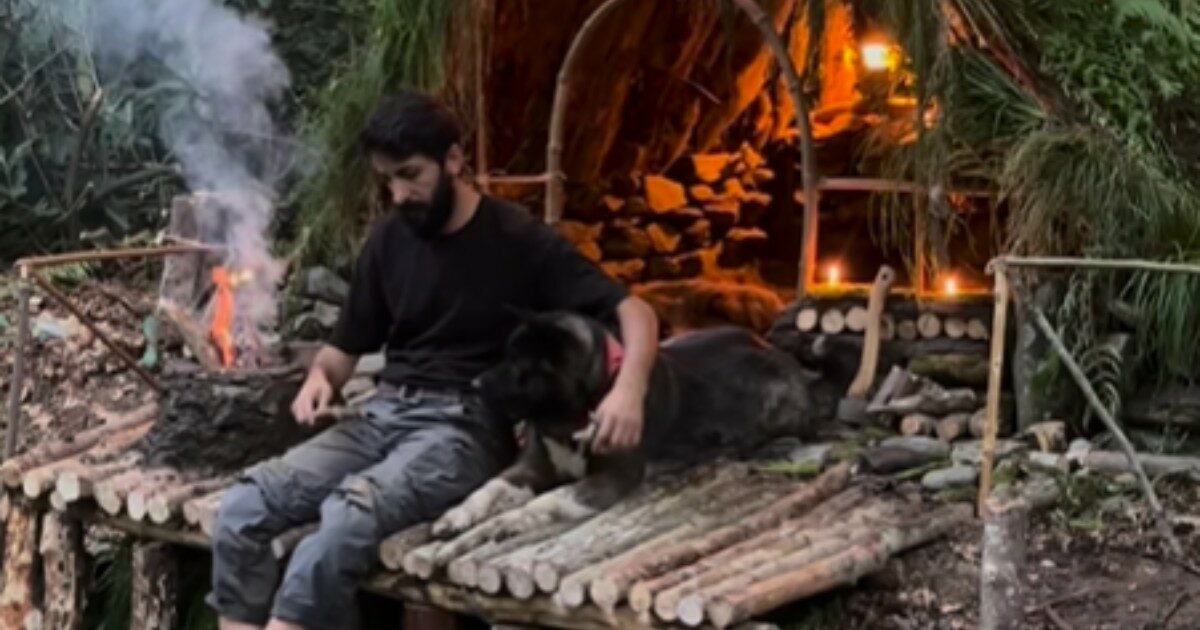 “La città mi ha deluso e così sono andato a vivere nei boschi col mio cane. In dieci anni ho risparmiato 420mila euro”: la storia del 34enne Hakan Karahan