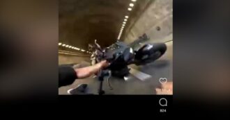 Copertina di Impenna con la moto nella Galleria Laziale di Napoli e pubblica il video sui social, Borrelli: “Bisogna fermare queste follie”