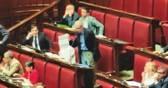 Copertina di Fassino denunciato per il tentato furto di un profumo al duty free di Fiumicino. La difesa: “L’avevo appoggiato nella giacca”