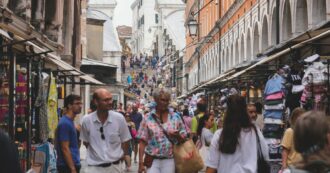 Copertina di Venezia, debutta il ticket d’accesso e parte la protesta. Cacciari: “Follia, non pagatelo”