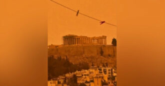 Copertina di Atene diventa arancione per via della sabbia del Sahara: il video impressionante della capitale greca