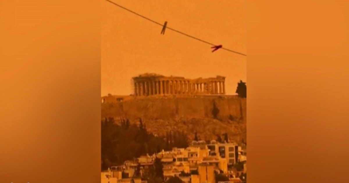 Atene diventa arancione per via della sabbia del Sahara: il video impressionante della capitale greca