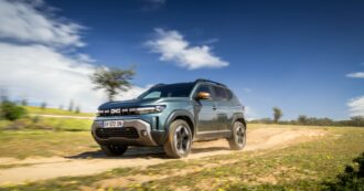 Copertina di Dacia Duster sfida asfalto e offroad con motori ibridi e anima da 4×4
