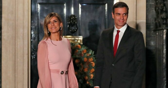 Copertina di Spagna, lettera pubblica del premier Sanchez dopo l’inchiesta sulla moglie: “Valuto se restare al governo”. E annulla tutti gli impegni
