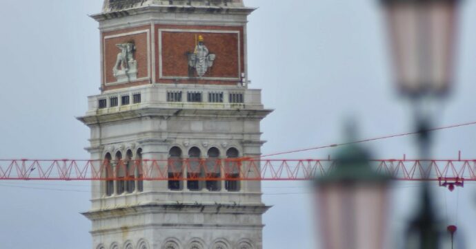 Copertina di Venezia, frammenti di cemento giù dal campanile di San Marco