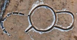 Copertina di Il mistero del gigantesco monumento a ferro di cavallo: per gli archeologi è una scoperta “senza precedenti”