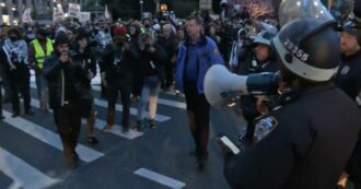 Copertina di Usa, oltre 100 arresti durante le proteste contro il sostegno militare a Israele. Manifestanti riuniti davanti alla casa del senatore dem Schumer