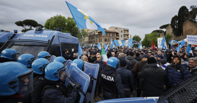 Copertina di 25 aprile, tensione a Roma: insulti e lanci di oggetti dalla brigata ebraica ai manifestanti pro-Palestina. Sassi contro i cronisti presenti

