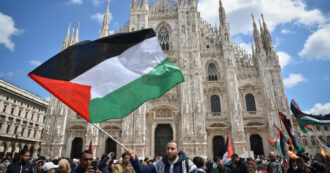 Copertina di Milano, i giovani palestinesi manifestano in piazza Duomo: “Noi esclusi dal palco del 25 aprile, non obbediamo ai diktat dei sionisti”