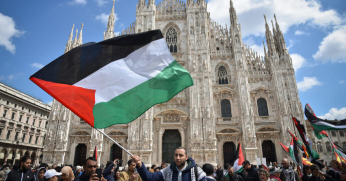 Copertina di Milano, Anpi: “Siamo centomila”. I Giovani Palestinesi fischiano Sala. La piazza applaude Scurati, che legge il monologo censurato
