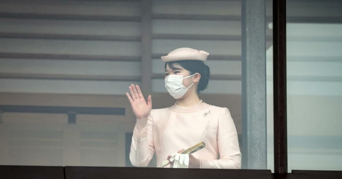 Copertina di Una principessa sui mezzi pubblici: il Giappone incollato al profilo Instagram della Casa Imperiale