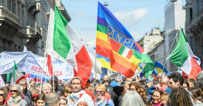 Copertina di 25 Aprile a Milano, “siamo in 100mila”. Piazza Duomo applaude Scurati, Pagliarulo (Anpi): “Censura tradisce la Carta”. Tensione all’arrivo della Brigata Ebraica
