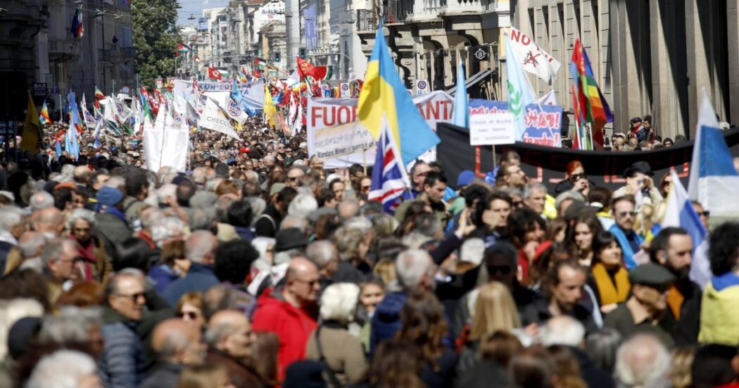 25 Aprile a Milano, 100mila persone in piazza. Applausi per Scurati, Anpi: “Censura tradisce la Carta”. Tensione all’arrivo della Brigata Ebraica