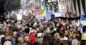 Copertina di 25 Aprile a Milano, 100mila persone in piazza. Applausi per Scurati, Anpi: “Censura tradisce la Carta”. Tensione all’arrivo della Brigata Ebraica