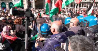 Copertina di 25 aprile a Milano, manifestanti pro Palestina sfondano la barriera di transenne in piazza Duomo: scontri con la polizia