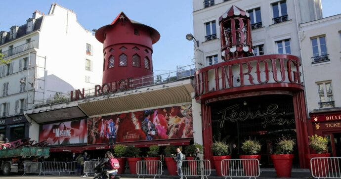 Copertina di Moulin Rouge, di notte cadono le pale ma lo show continua