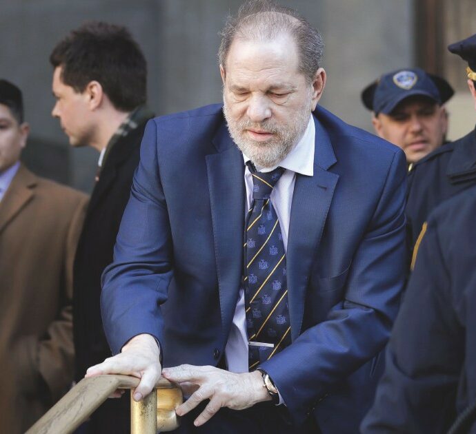 Harvey Weinstein ricoverato d’urgenza in ospedale: “Risultati allarmanti di alcuni esami”