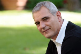 Copertina di Morto Laurent Cantet, regista Palma d’oro a Cannes con “La Classe”: “Un umanista feroce che cercava la luce nella violenza sociale”.