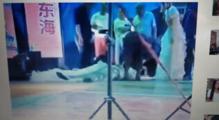 Copertina di Cantante cinese muore a metà concerto in una casa di riposo: inciampa nel vestito e sbatte la testa