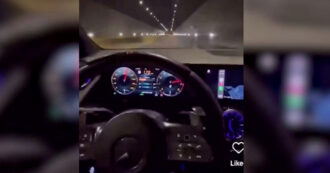 Copertina di Napoli, in auto a 200 chilometri all’ora lungo la galleria Vittoria: posta il video sui social. La denuncia: “Gli va stracciata la patente”