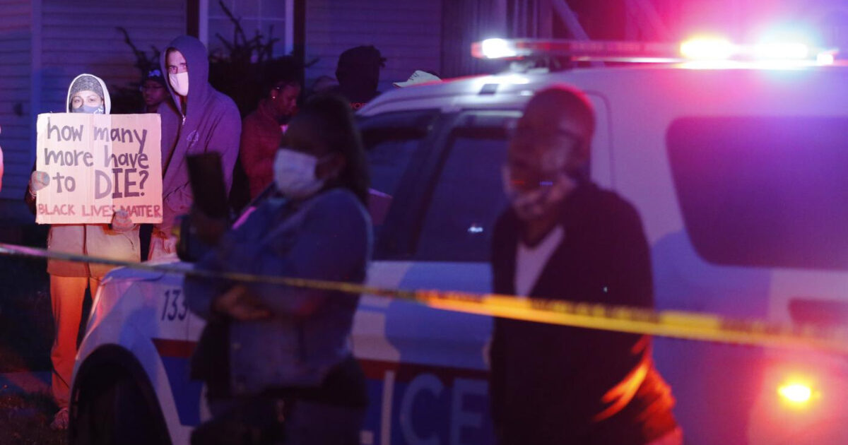 Usa, afroamericano muore bloccato con un ginocchio sul collo dalla polizia. Aveva gridato “Non riesco a respirare”