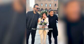 Copertina di Si laurea a Bologna e Cesare Cremonini e Gianni Morandi si fermano per fare una foto con lei in piazza Maggiore