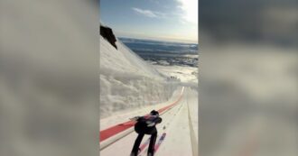 Copertina di Il nuovo record mondiale di salto con gli sci: Kobayashi vola per 291 metri. La performance è incredibile – Video