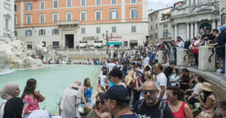 Copertina di “Fate attenzione alla Fontana di Trevi per borseggi e scippi”. I turisti inglesi lanciano l’allarme