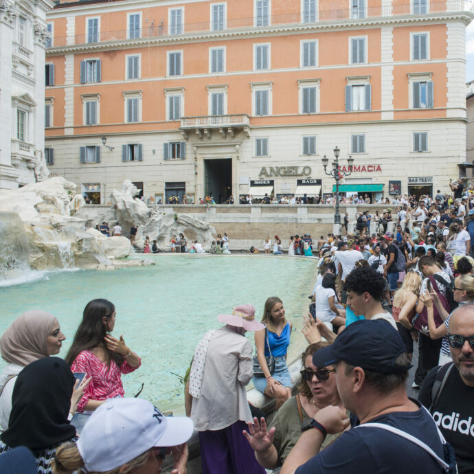 “Fate attenzione alla Fontana di Trevi per borseggi e scippi”. I turisti inglesi lanciano l’allarme
