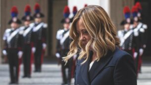 Copertina di Meloni corre, Salvini diserta. Arianna: “Noi puntiamo al massimo”