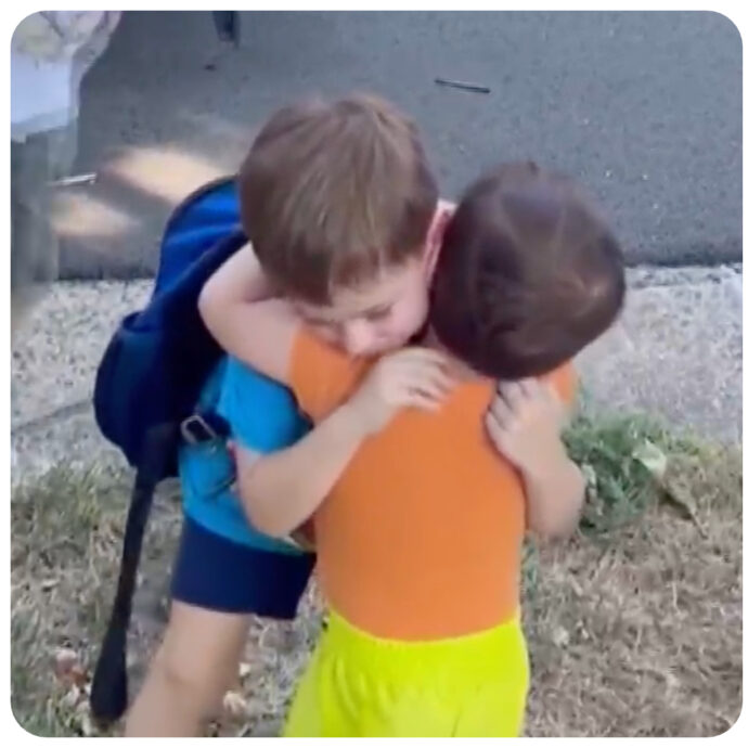 Due fratellini di 6 e 3 anni muoiono abbracciati in un terribile incendio. La generosità del padre: “Abbiamo donato i loro cuori”