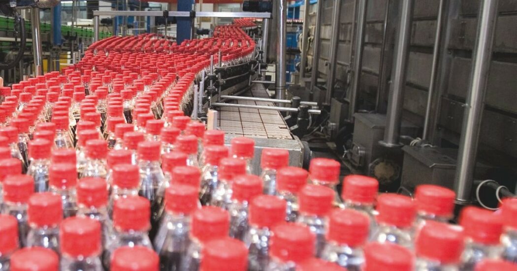 Maxi-richiamo di prodotti Coca-Cola in Europa per un eccessivo contenuto di clorato nelle bottiglie: l’Italia assente dalla lista dei Paesi coinvolti