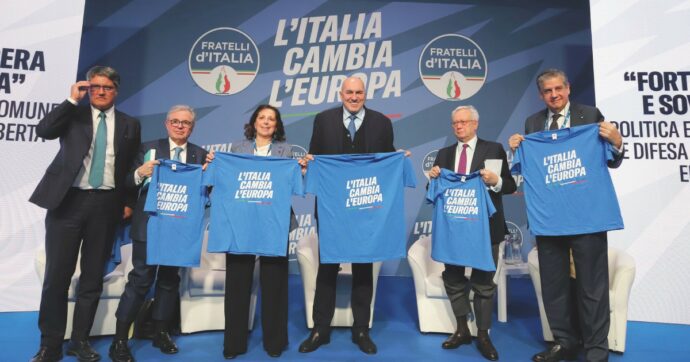 Copertina di Frattasi (Cyber) e Pontecorvo (Leonardo)  testimonial di partito con maglietta FdI