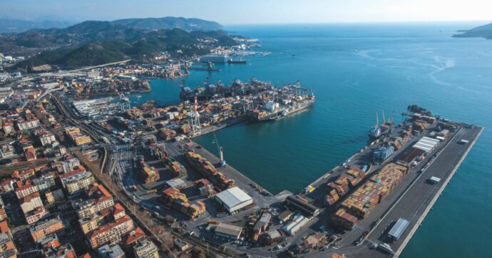 Copertina di La Spezia contro i lavori della base navale “Nessuna bonifica, solo  nuovi  ormeggi”