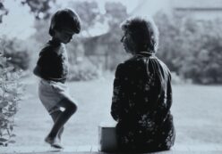 Copertina di Donna di 101 anni scambiata per un bambina di un anno in aeroporto: “Errore tecnico. È già successo un’altra volta”