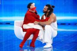 Copertina di Amici 23, Cristiano Malgioglio innamorato di Can Yaman: “Com’è bono! Mai visto uno così. Devo sedermi o svengo. Maria posso portarmelo a casa?”