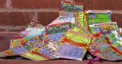 Copertina di Vince 500 euro al Gratta e Vinci, poi ne compra altri due e incassa due milioni. La titolare del bar: “Mi viene la pelle d’oca”