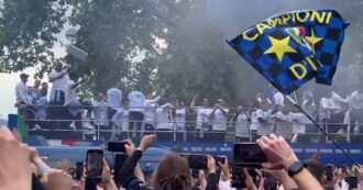 Copertina di Festa scudetto per l’Inter, due bus scoperti portano la squadra in trionfo da San Siro a piazza Duomo. 100mila tifosi invadono Milano