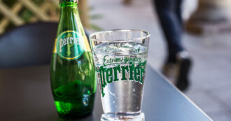 Copertina di Nestlé distrugge più di due milioni di bottiglie di Perrier: “Tracce di materia fecale e germi nell’acqua alla fonte”