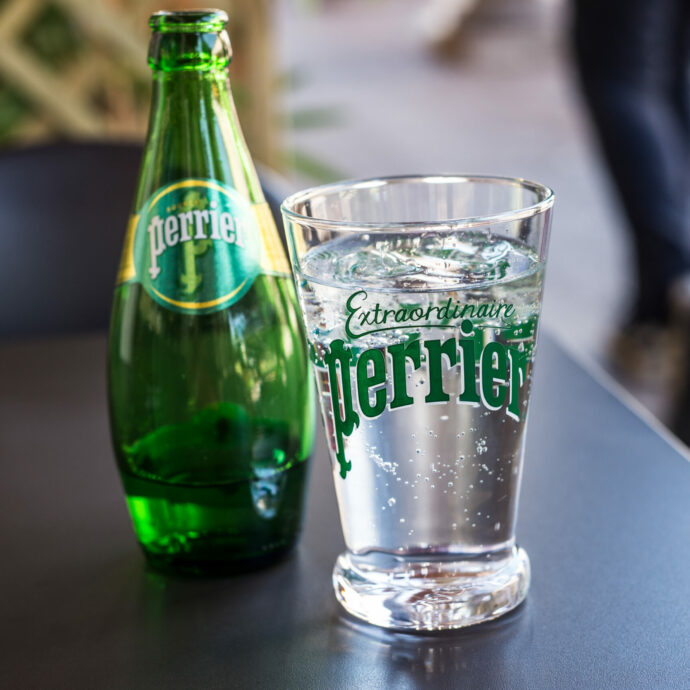 Nestlé distrugge più di due milioni di bottiglie di Perrier: “Tracce di materia fecale e germi nell’acqua alla fonte”