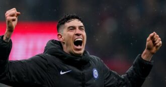 Simulo ergo sum: la furbizia di Bastoni e il pallone che prende i vizi della politica | il commento